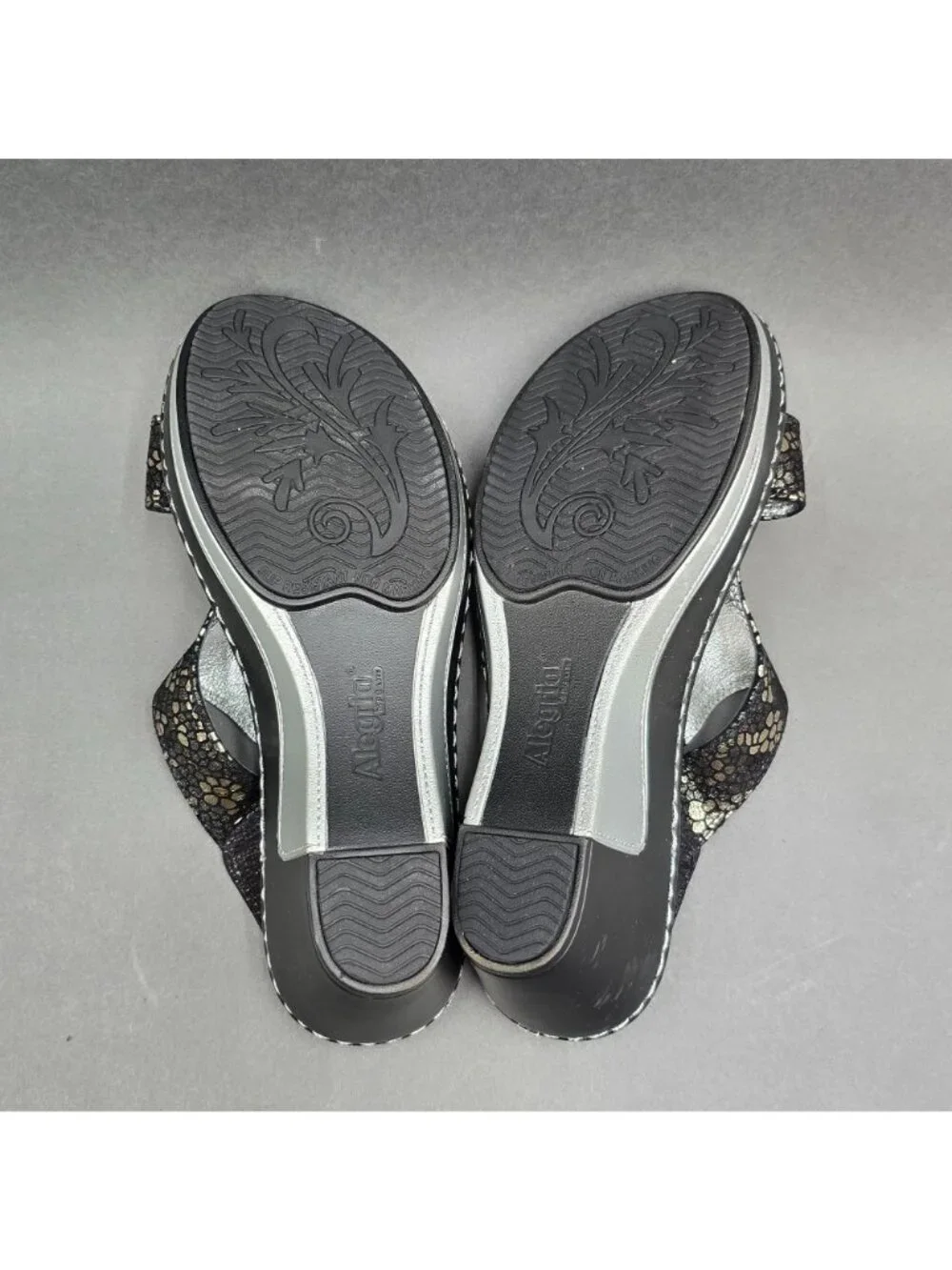 Alegria Lara Pewter Mosaic Wedge Sandals Size 37 T-Strap Comfort Slide - Picture 7 of 13